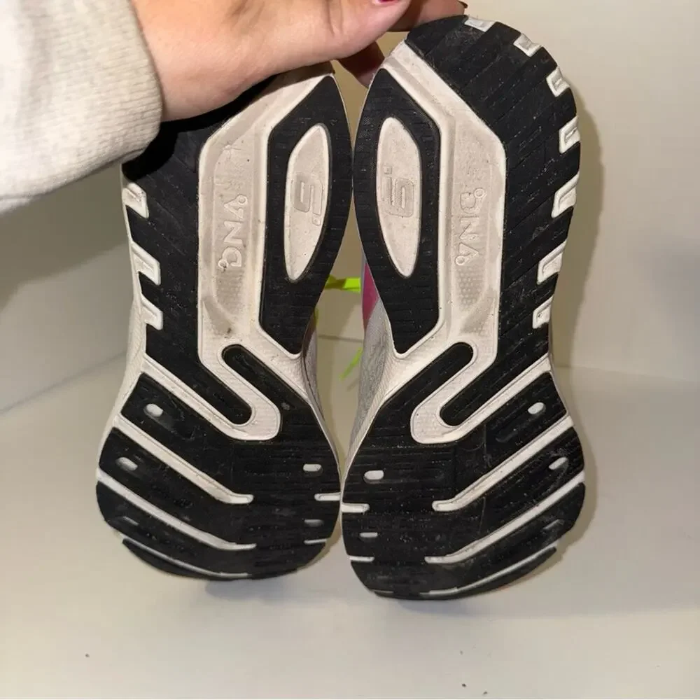 BROOKS Launch 9 running shoes in a grey, pink, and neon yellow colorway 9.5